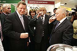 Юрий Лужков удивился, что в Москве всего два ресторана с белорусской кухней, и решил открыть еще. Фото: Евгения Смолянская